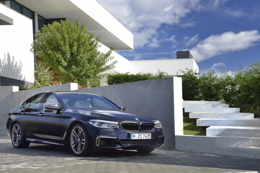  BMW M550i xDrive Sedan 2017 года  (WW) (фото 13 из 48)